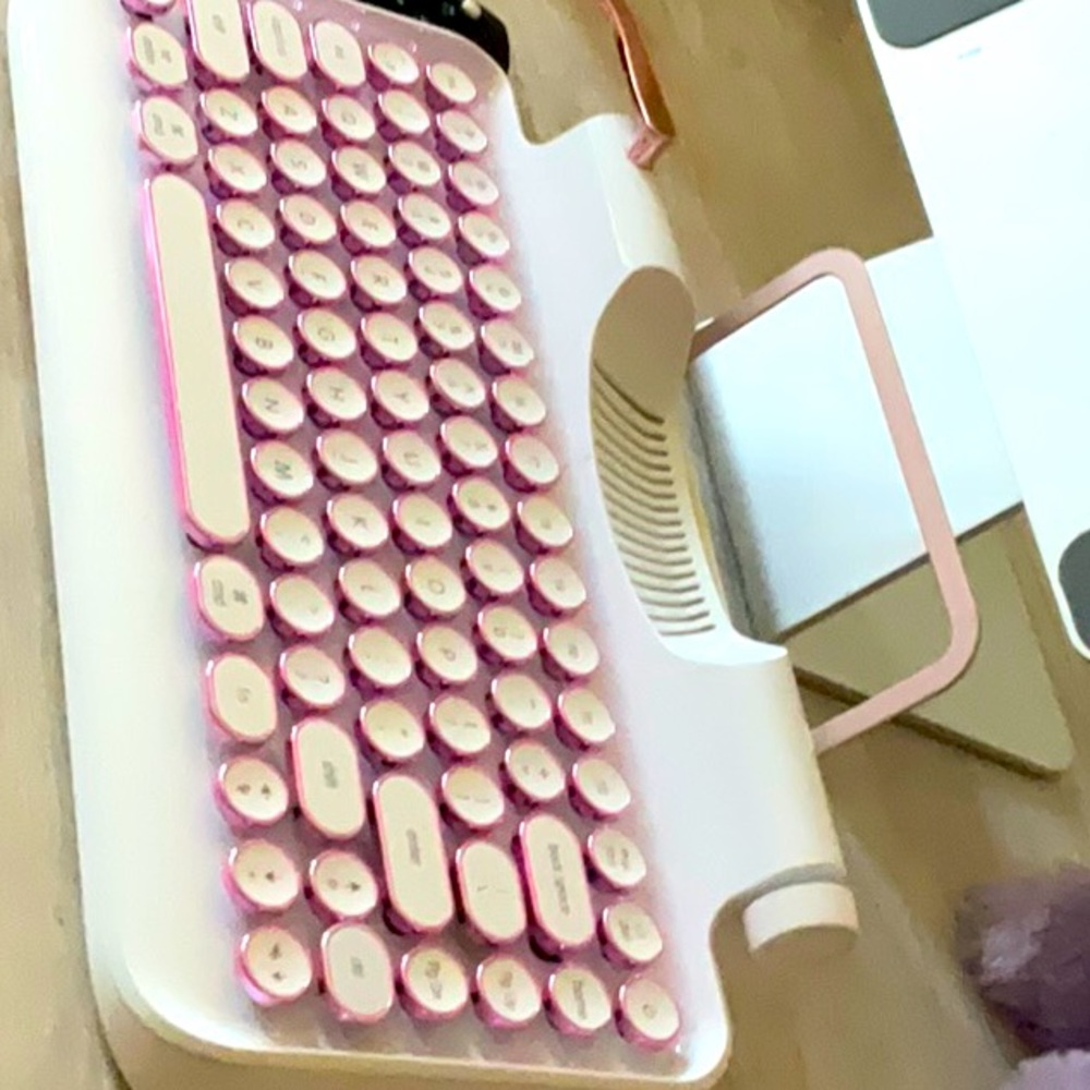 Knewkey keyboard with stand
